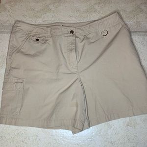 Jones New York Cream Color Shorts size 16 Pocket